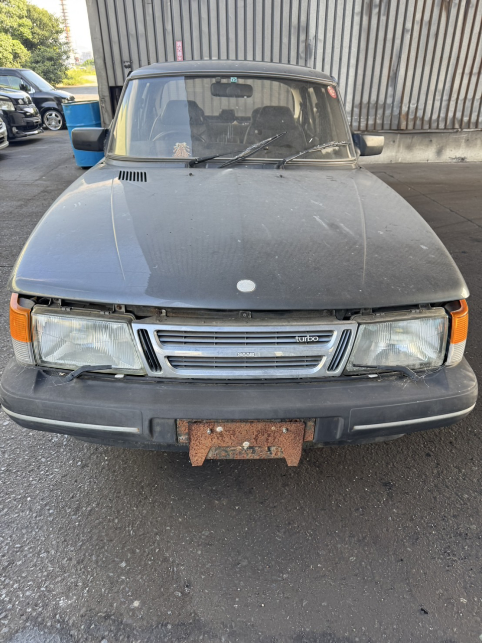 入庫車　サーブ